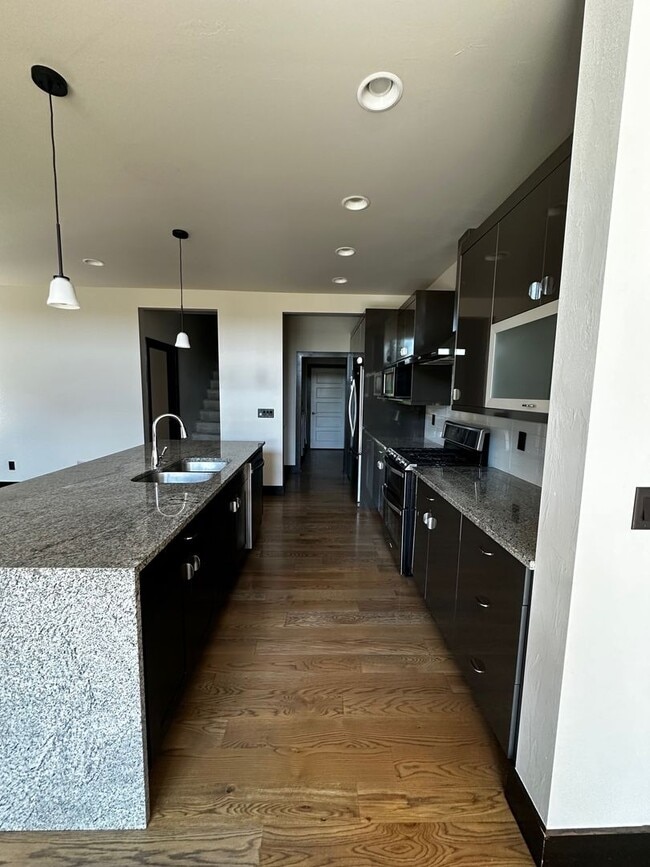 Building Photo - Gorgeous modern 5 bedroom - Minutes from MSU!