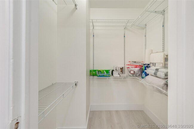 Building Photo - 411 S Hollybrook Dr