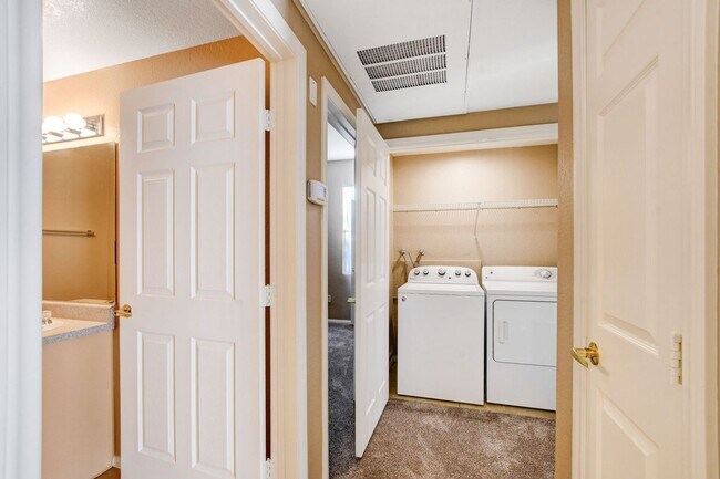 Building Photo - LOCATION! LOCATION! LOCATION! Move-in read...