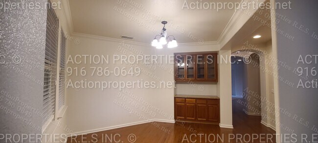 Building Photo - Roseville (Highland Park) 3 Bed Plus Den/O...