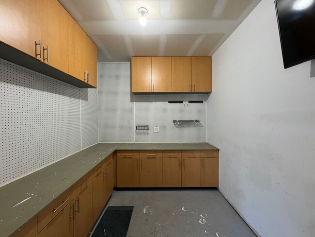 Building Photo - Modern Corner-End Townhome in the Heart of VB "ASK ABOUT OUR ZERO DEPOSIT"