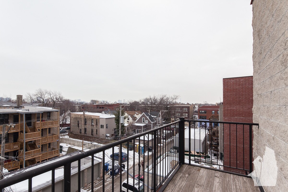 Building Photo - 3829 N Southport Ave