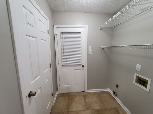 Building Photo - 647 S Sanga Rd