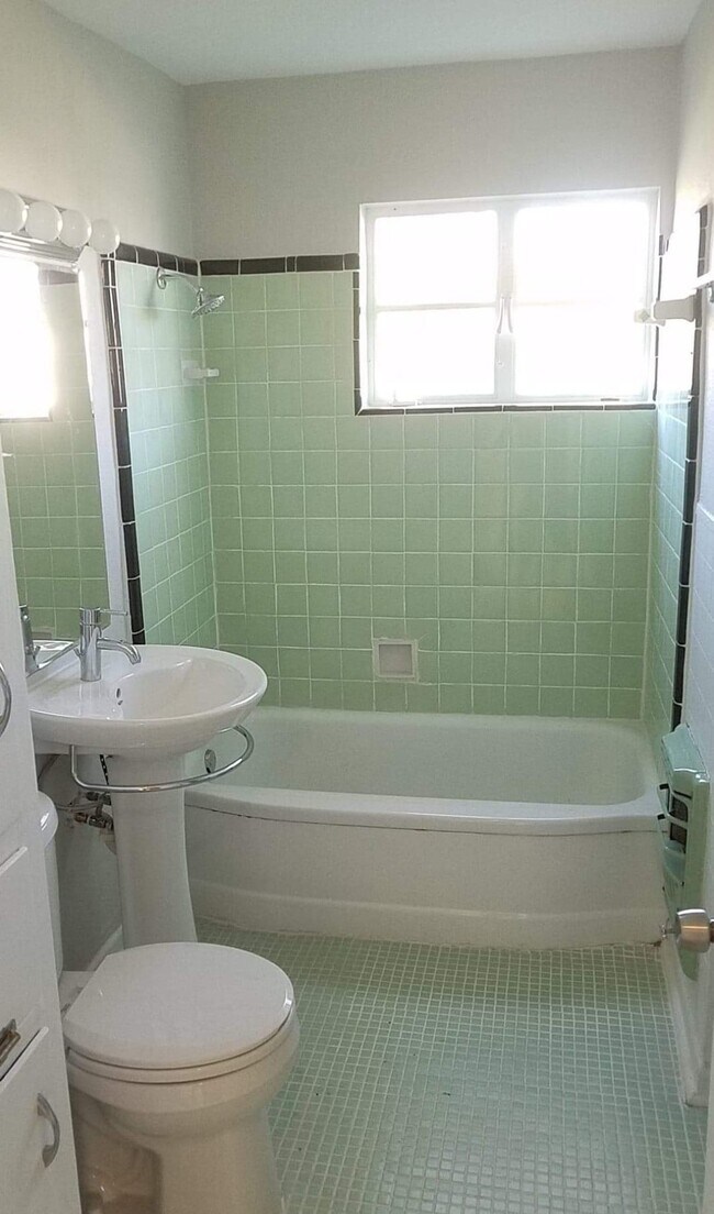 Building Photo - 1528 Steves Ave