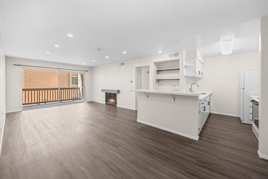 Building Photo - Resort-Style 2-Bed, 2-Bath Condo with Lake...