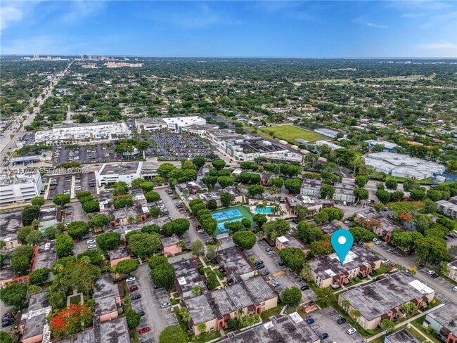 Building Photo - 10786 N Kendall Dr
