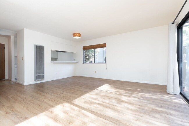 Building Photo - Live Oak Townhome – Completely Renovated & Move-In Ready!