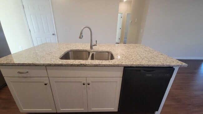 Building Photo - "Charming 3-Bed Oasis with Granite Elegance in Harvest – 1,501 Sq Ft of Comfort!"