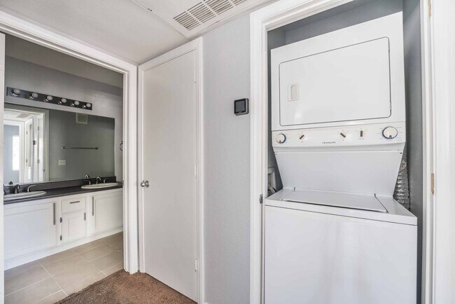 Building Photo - Introducing a beautiful and cozy condomini...