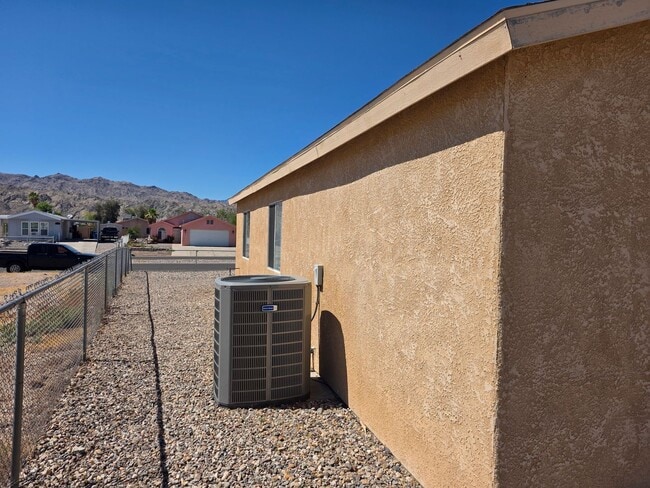 Building Photo - 3 Bed/2 bath home located in desirable Holiday Shores, Bullhead City AZ.