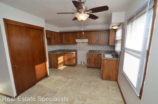 Building Photo - 609-667 Ridgeway Dr