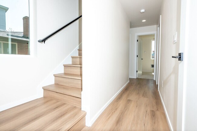 Building Photo - New Modern Ballard Townhouse | 3BR/2BA | Private Patio & Backyard