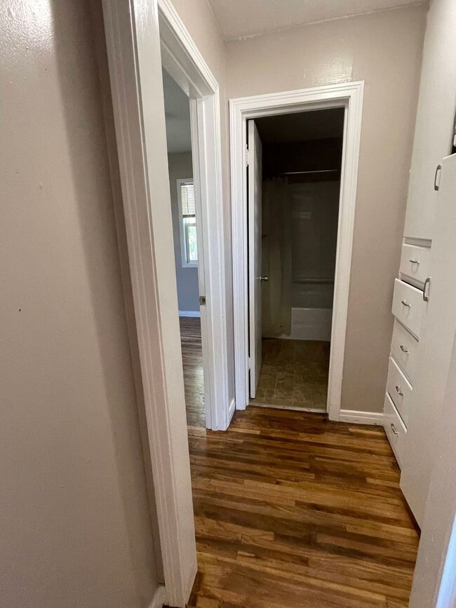 Building Photo - Great Location, Clean 2 bedroom