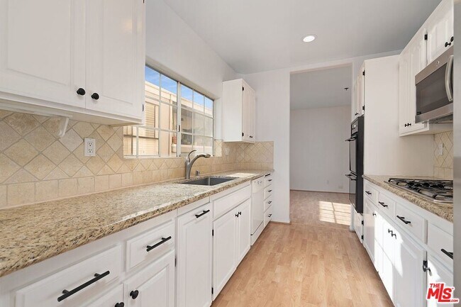 Building Photo - 2205 S Bentley Ave