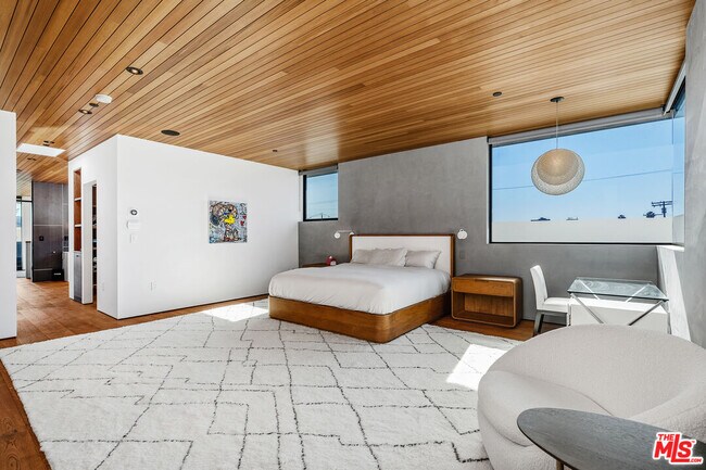 Building Photo - 303 Windward Ave