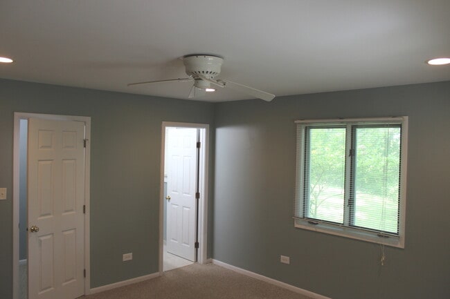 Building Photo - 10 Crestview Dr