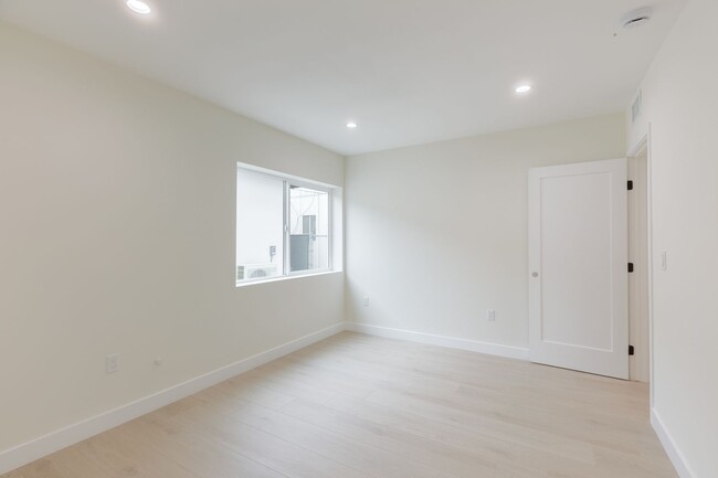 Building Photo - Modern Newly Built 2BD/2.5BA Unit with Lux...