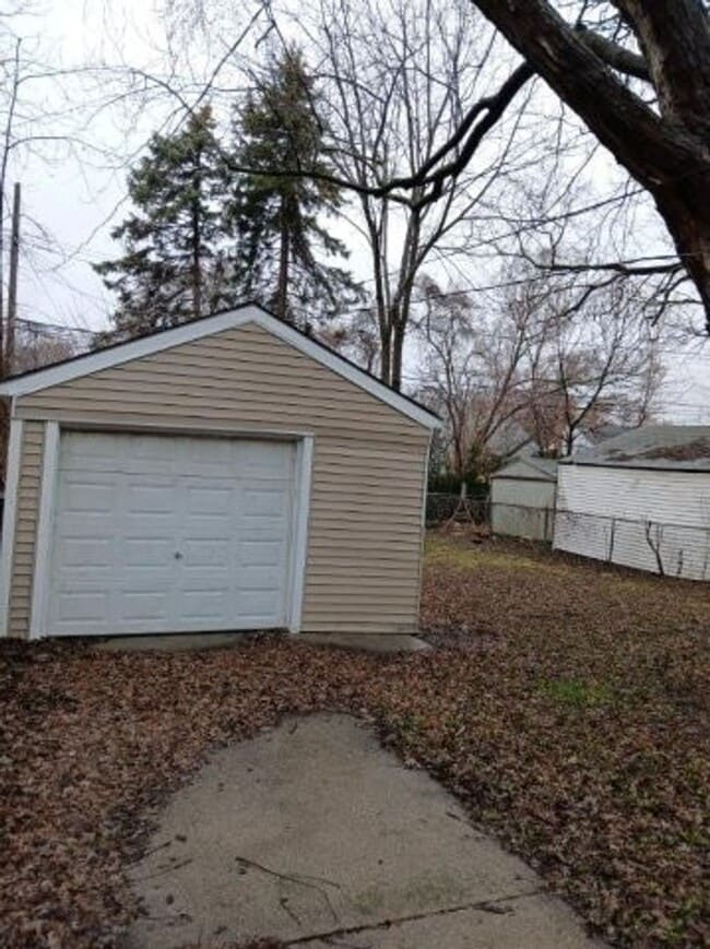 Building Photo - 12075 Rossiter- 3 BEDS & 1 BA FOR RENT!