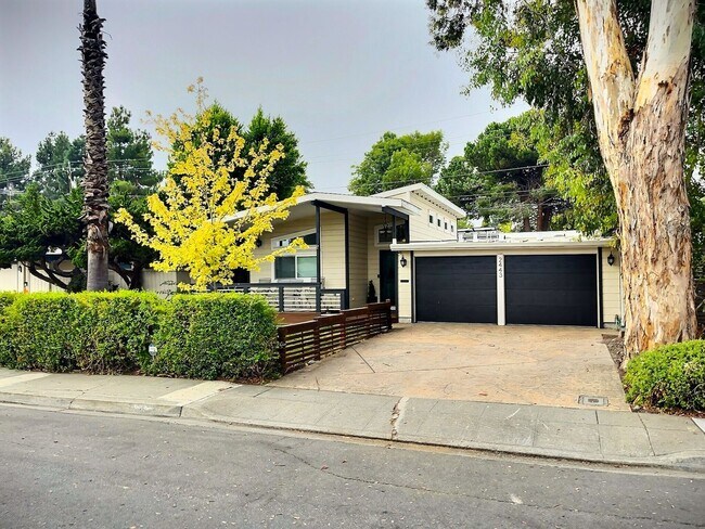Primary Photo - 5 BD / 4 BA - Stunning Mountain View Home ...