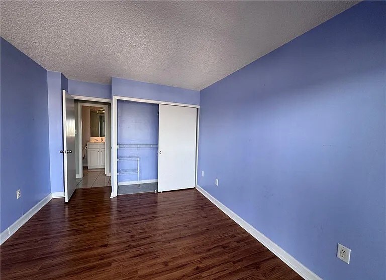 Building Photo - 2830 Shore Dr