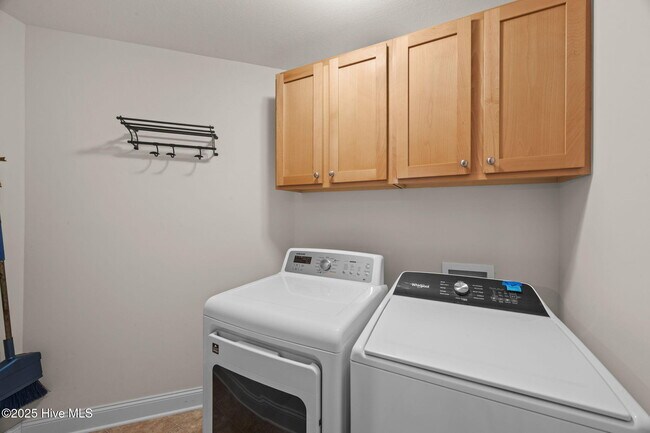Building Photo - 408 Elsmore Dr