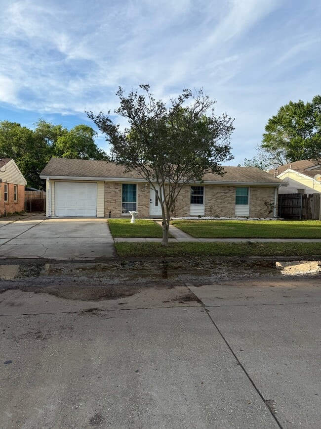 Building Photo - 2412 Riverbend Dr