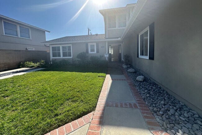 Building Photo - Beautiful 2-story pool home