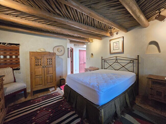 Building Photo - 770 Acequia Madre