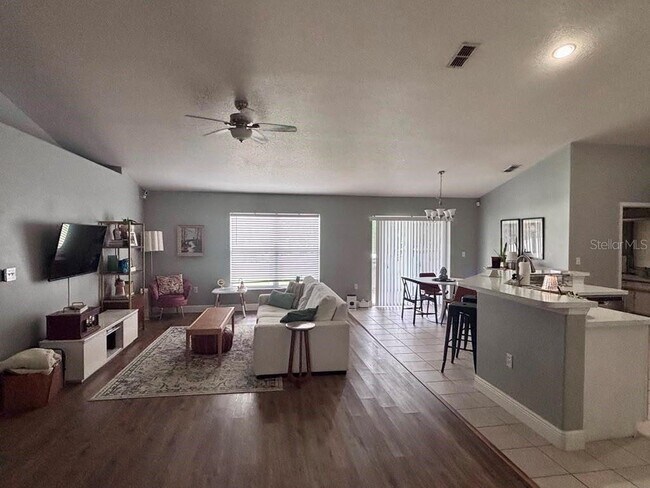 Building Photo - 1004 Chateau Cir