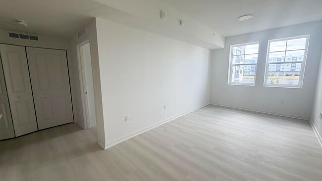 Building Photo - Luxury Condo in Millenia
