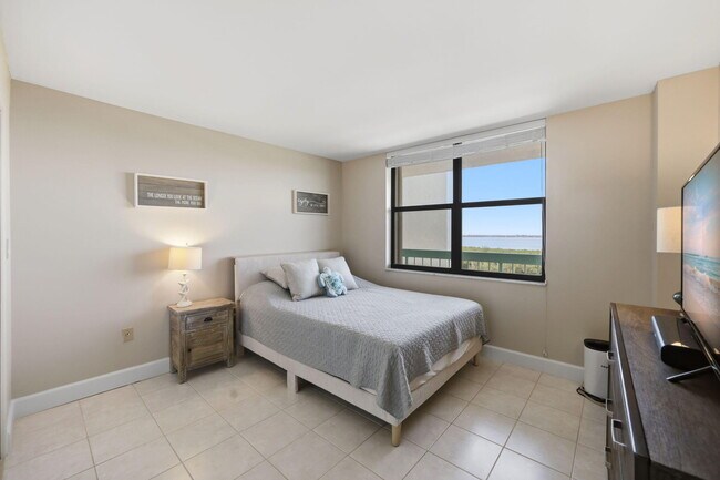 Building Photo - 9940 S Ocean Dr