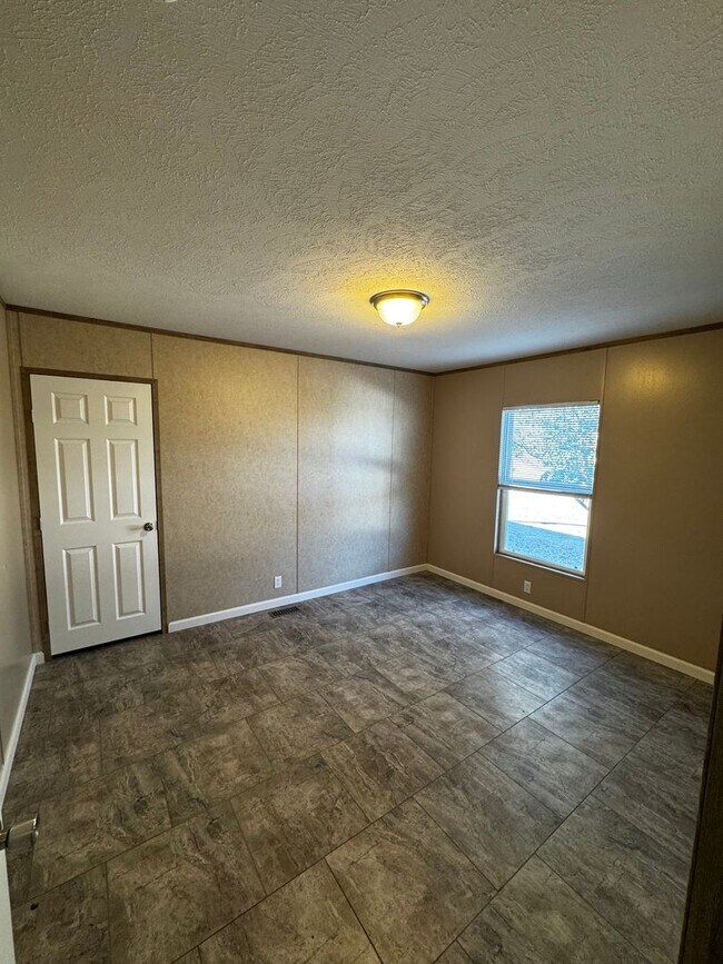 Building Photo - Spacious Four Bedroom Home - Pet Friendly and Horses Allowed!