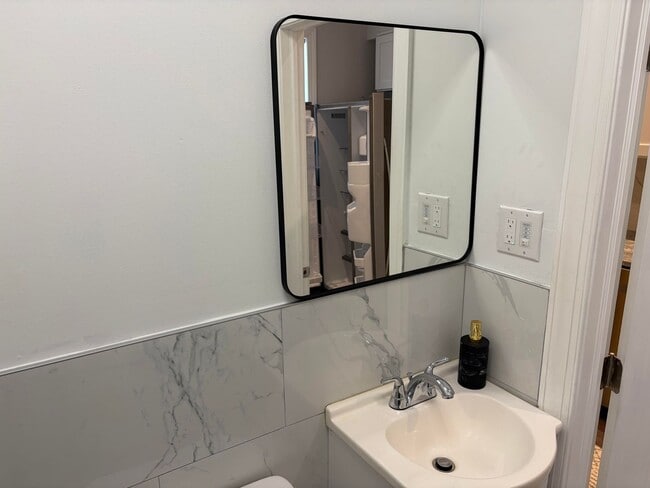 Building Photo - Modern 2- Story Townhome with Fenced in Ba...