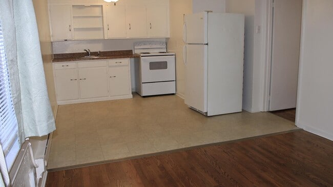 Building Photo - 112 E Main St