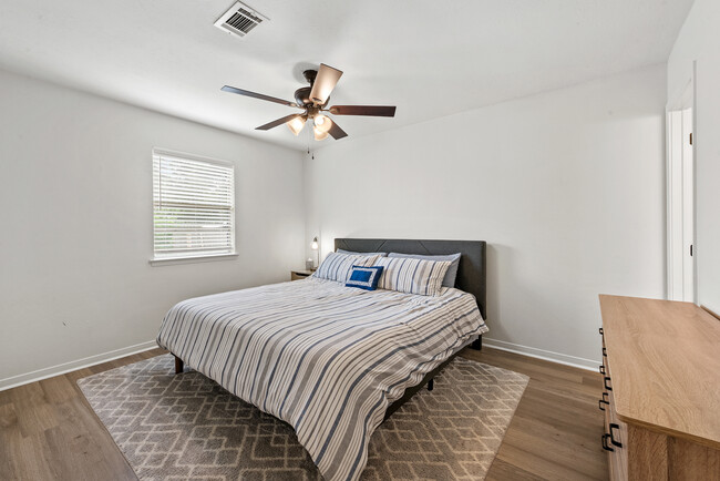 Building Photo - 4136 Willow Oak St