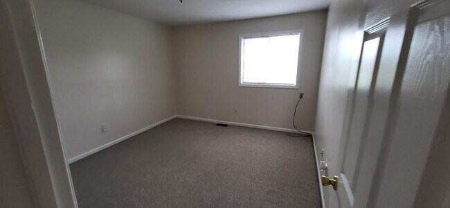 Building Photo - 3 Bed 2.5 Bath Townhome