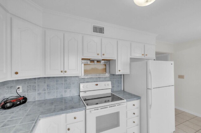 Building Photo - SIGN A 2 YEAR LEASE & Get 2nd Mo. RENT FREE......Stylish 3BR / 2.5BA Condo in Wedgewood Townes ($...