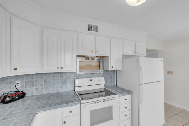 Building Photo - Stylish 3BR / 2.5BA Condo in Wedgewood Townes