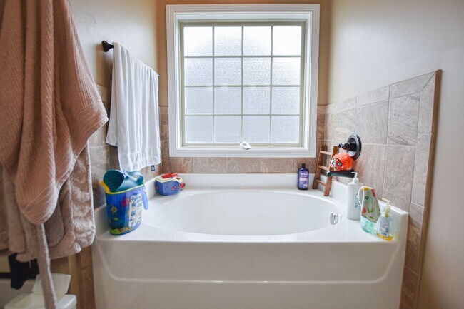 Building Photo - Pet Friendly Four Bedroom!