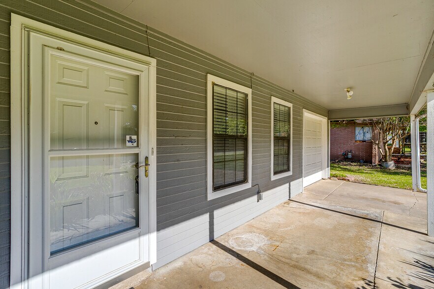 Building Photo - 1104 Sproles Dr
