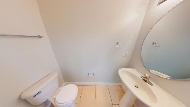 Building Photo - 4 Bedroom /2.5 bath Spacious Home In Sanfo...