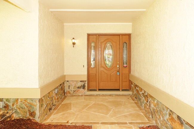 Building Photo - 306 N Bay Hills Blvd