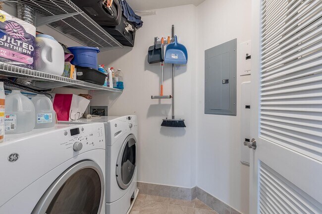 Building Photo - 8220 Crestwood Heights Dr