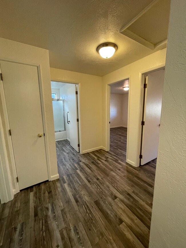 Building Photo - 3 bedroom, 2 bathroom, in East Medford