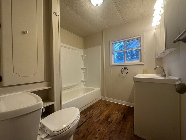 Building Photo - 3bed, 2bath 924sq.ft. mobile home in quiet...