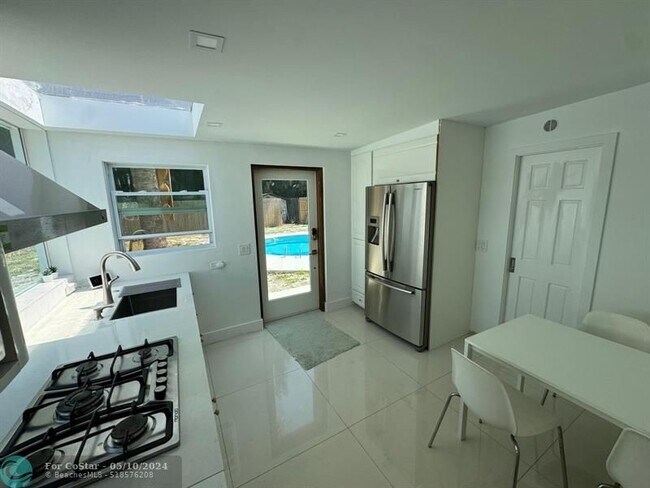 Building Photo - 327 Lancaster St