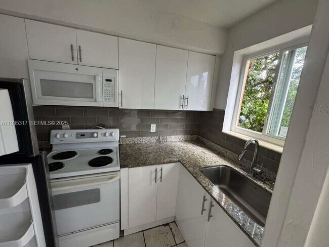 Building Photo - 888 SW 6th St