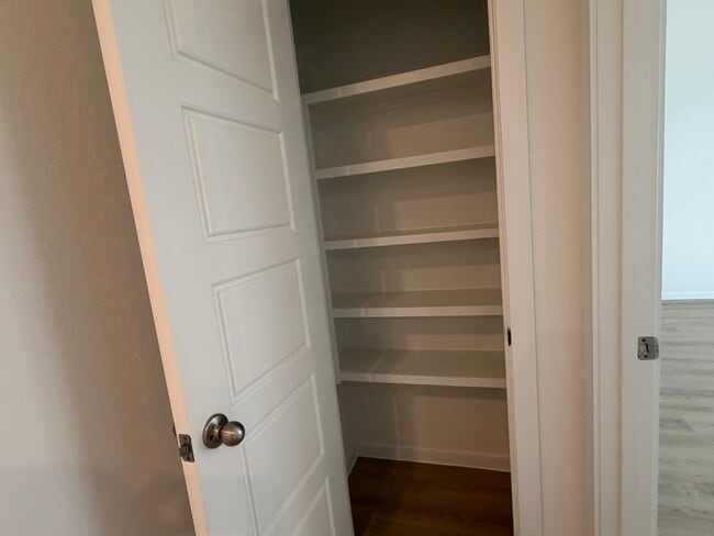 Building Photo - 523 Robin Ct