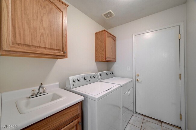 Building Photo - 8208 W Ashkum Ave