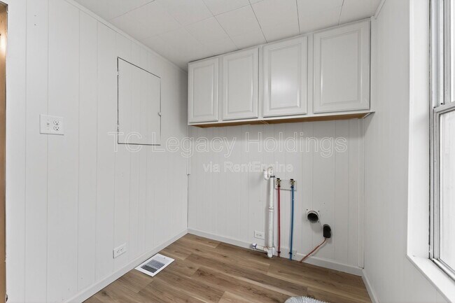 Building Photo - 407 Simpson Ave